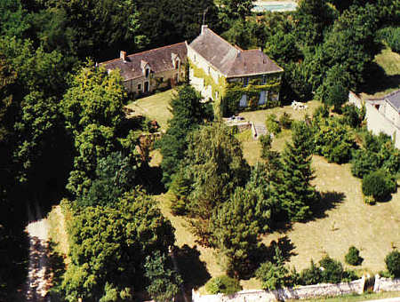 Aerial photograph of the property with the driveway on the left 